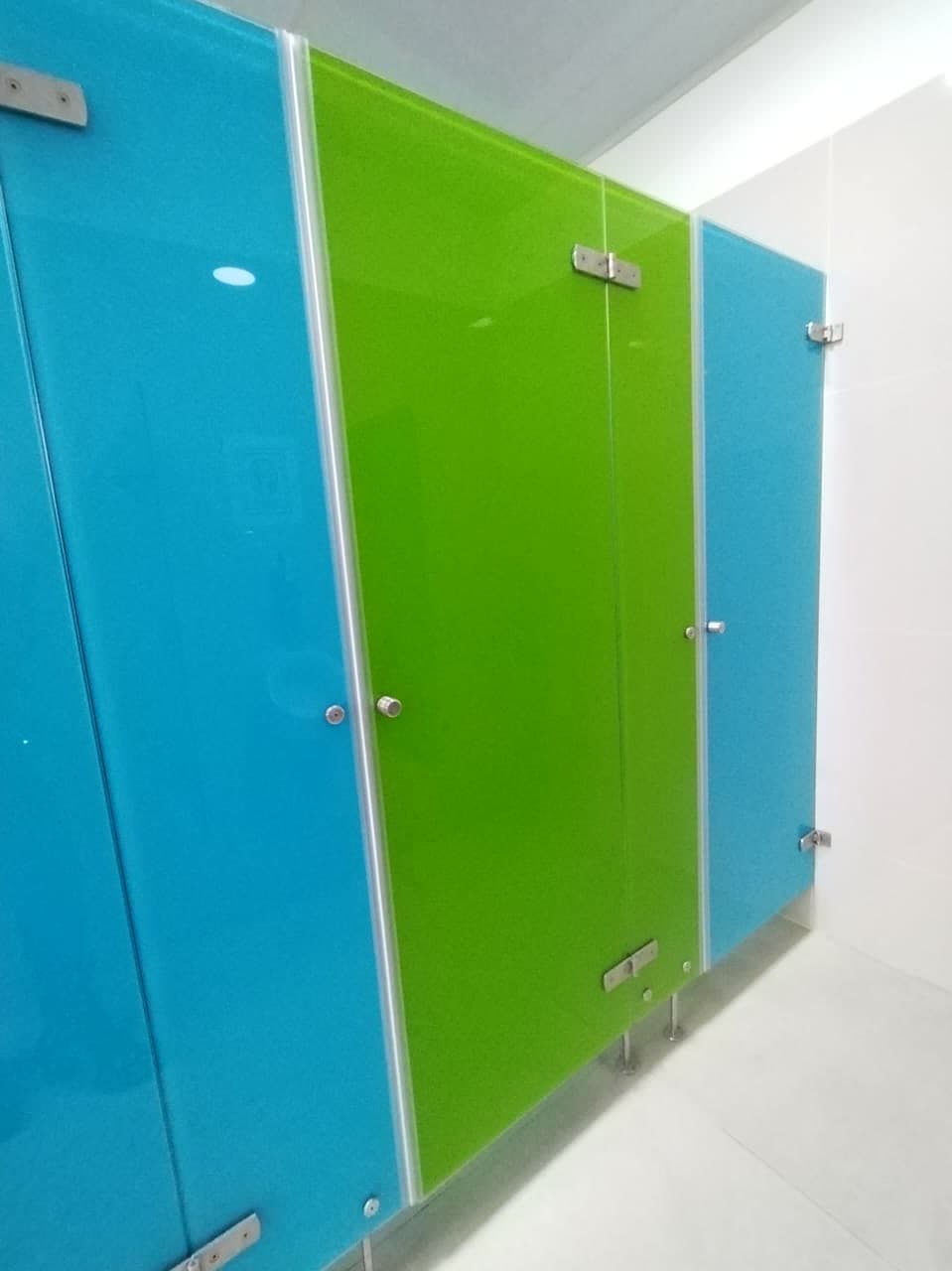 Cabinas sanitarias en vidrio de color