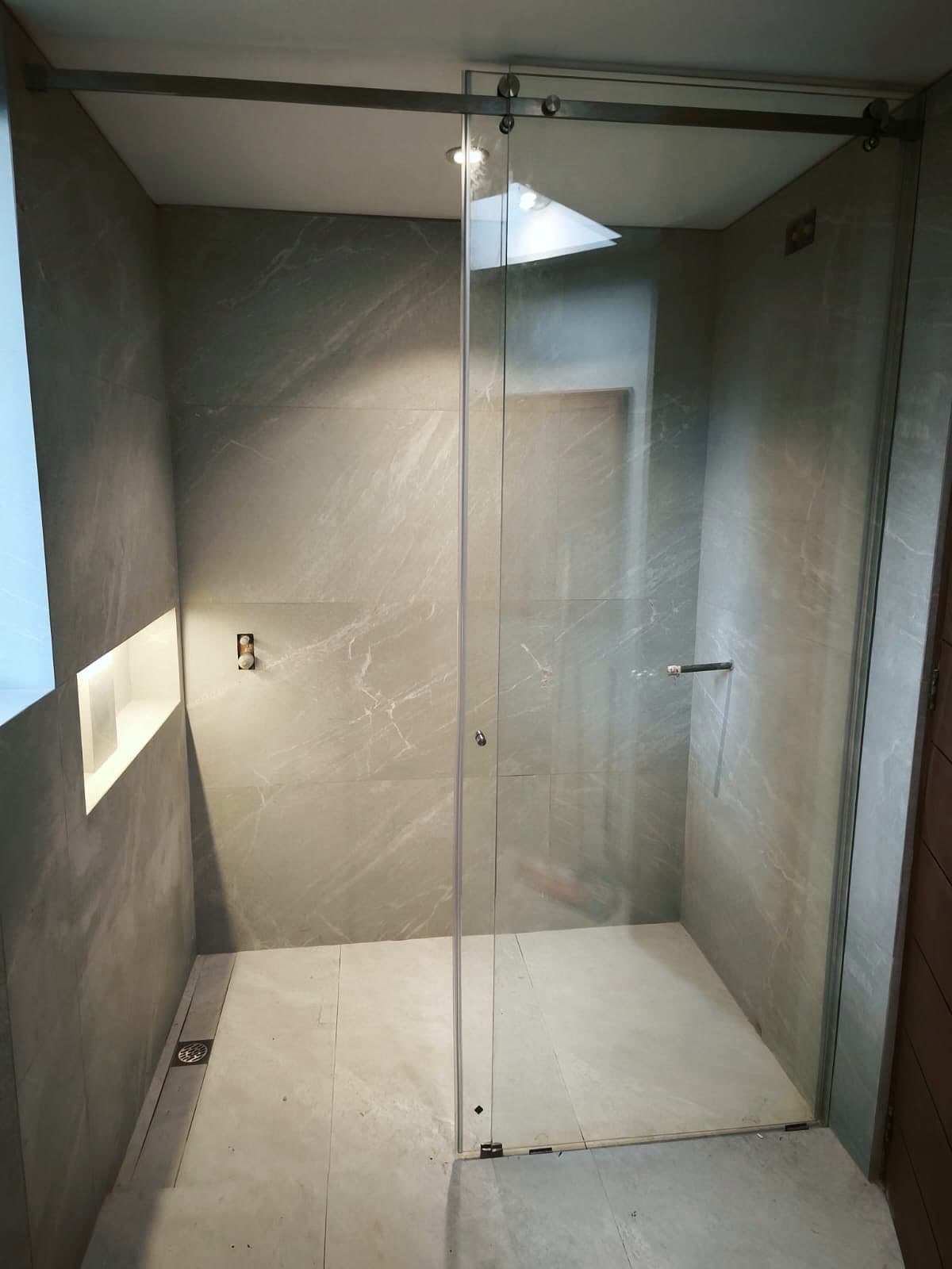 División de baño corrediza en vidrio
