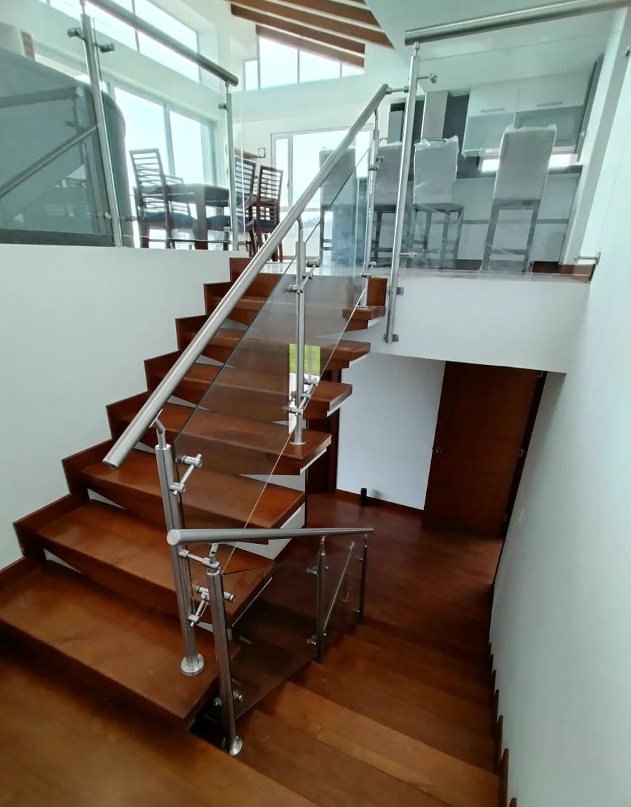 Escalera con baranda en vidrio y acero