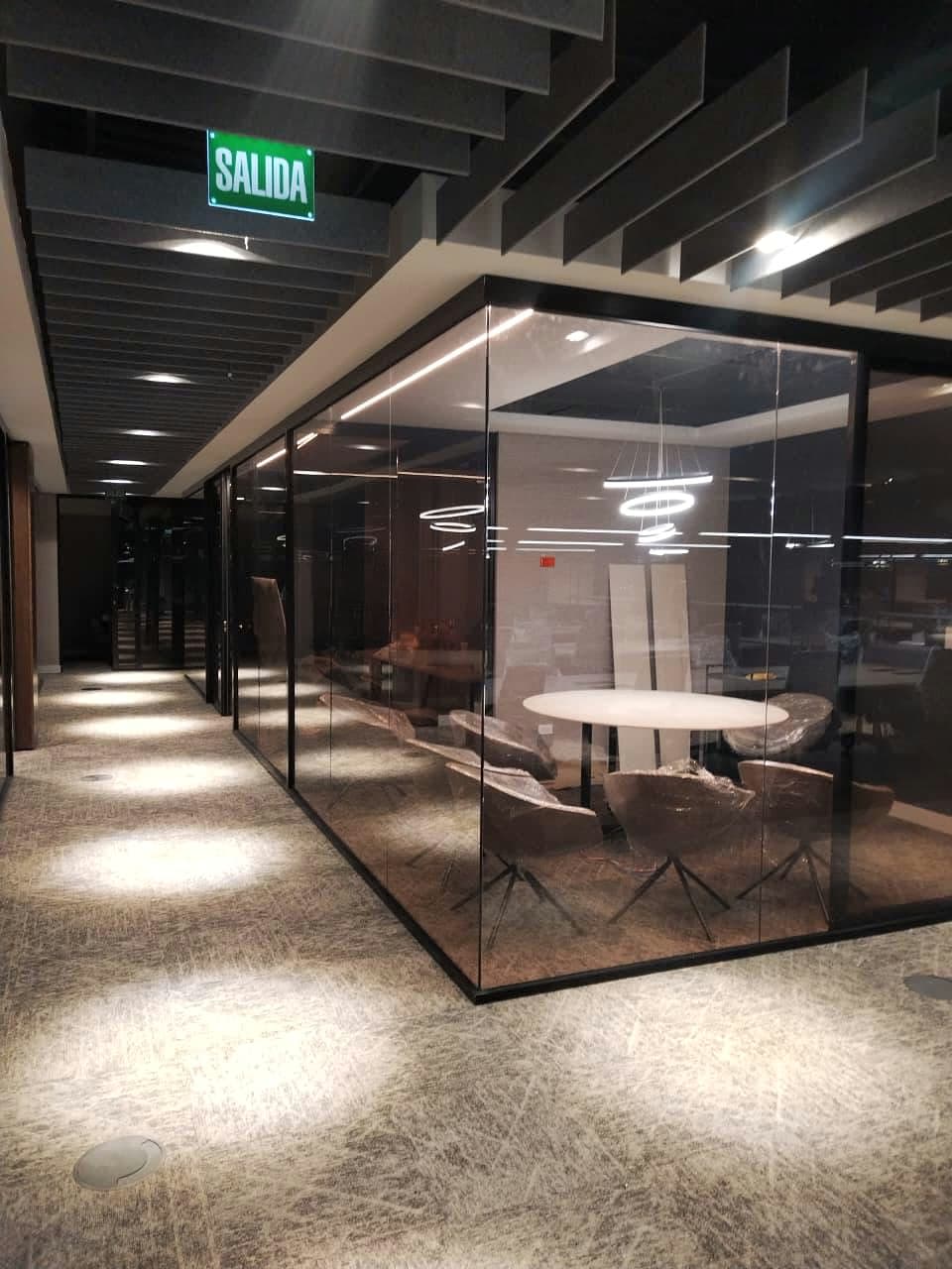 Sala de juntas con divisiones termoacústicas en vidrio bronce oscuro