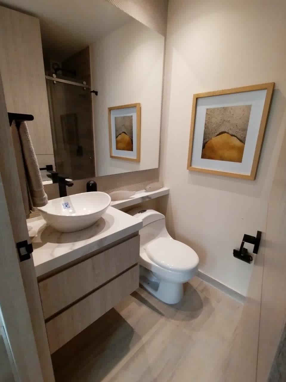 Baño con espejo y división en vidrio