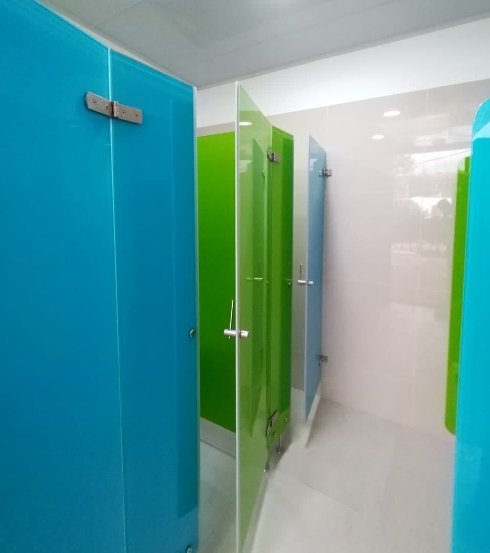 Cabinas sanitarias en vidrio de color