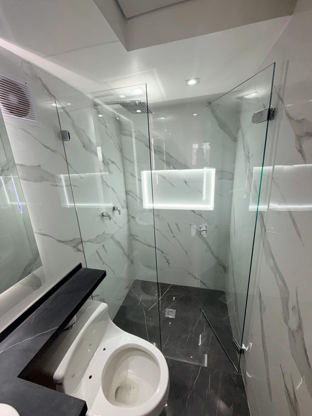 División de baño en vidrio
