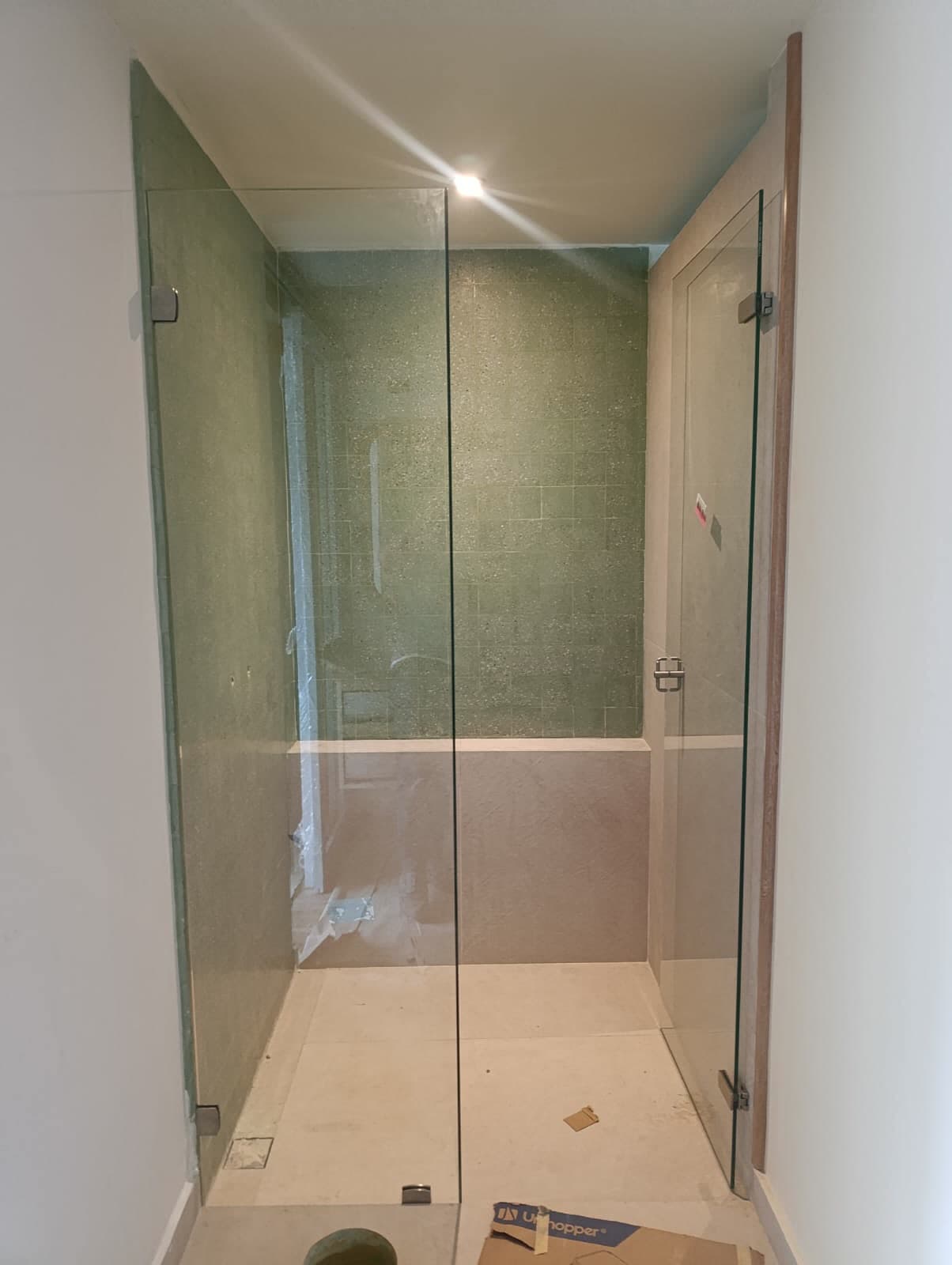 División de baño en vidrio