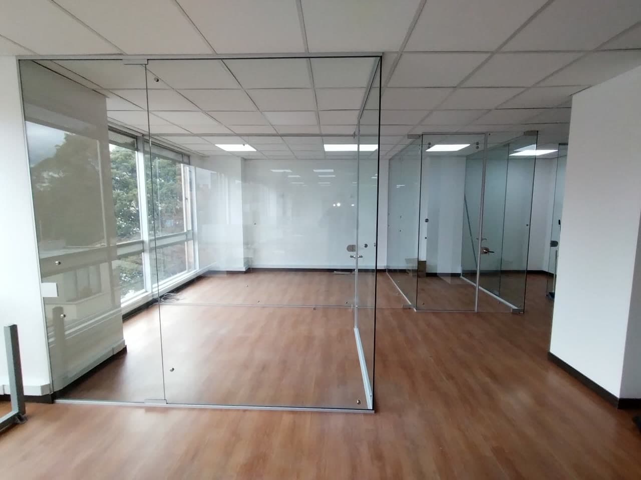 Divisiones de oficina en vidrio