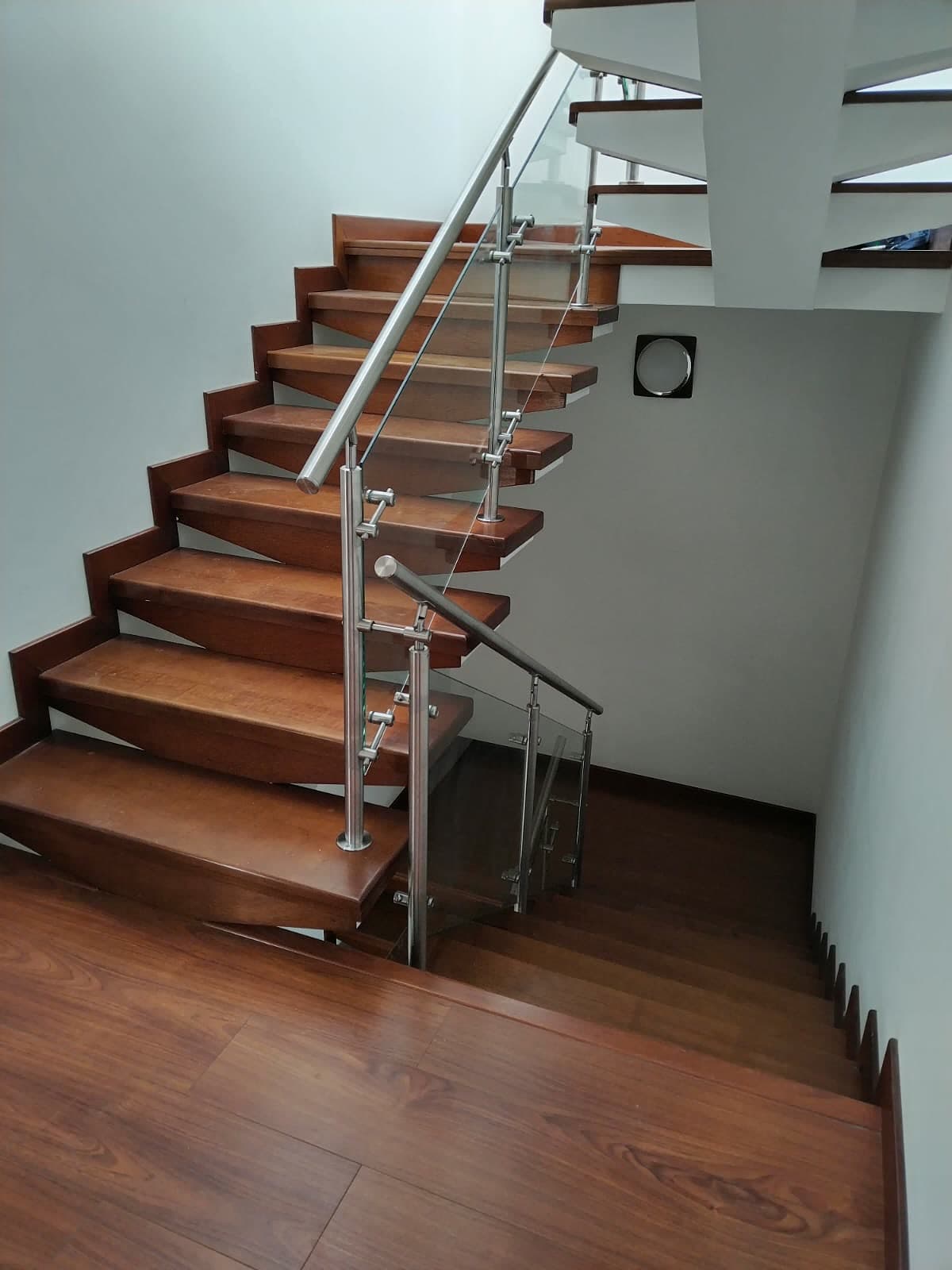 Escalera con baranda en vidrio y acero